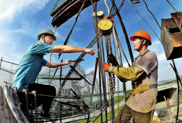 冠航手拉倒鏈對(duì)鋼結(jié)構(gòu)進(jìn)行微調(diào)工作