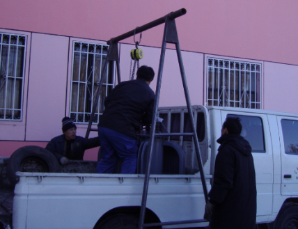 沒有吊車時(shí)，倒鏈能輕松把變壓器吊到汽車上