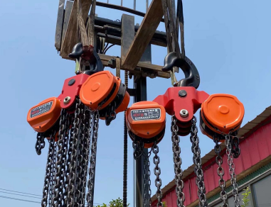 電力廠房沒有預(yù)留吊裝口，手拉倒鏈派上大用場(chǎng)