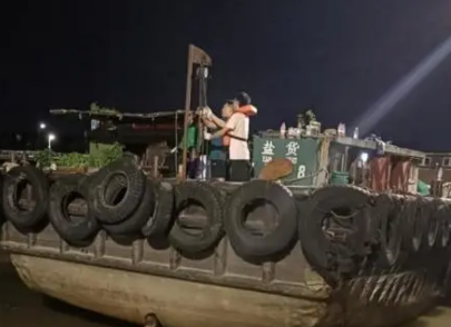 船舶被漁網(wǎng)鋼絲所糾纏，隊(duì)員用手拉倒鏈借力拉鋼絲繩